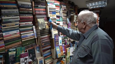 "Книги у дяді Вані". Букініст з Дніпра 40 років продає книги, але може закритись