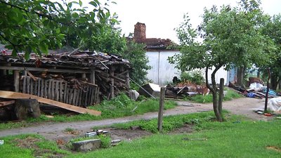 На Житомирщині односельчани купили будинок родині, в якої від удару блискавки згорів будинок На Житомирщині односельчани купили будинок родині, в якої від удару блискавки згорів будинок
