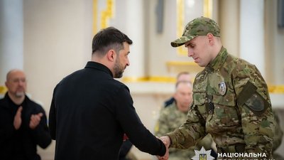 Руслан Курбатов отримує нагороду