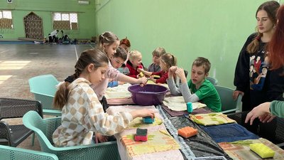Дітей вимушених переселенців в Ужгороді вчили, як виготовляти листівки з переробленого паперу