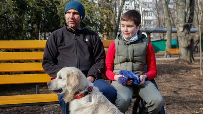Друг та рятівник. Одесит навчив собаку виявляти низький рівень цукру в крові сина-діабетика