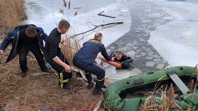 Нагородили двох рятувальників з Волині, які витягли з-під криги дітей Нагородили двох рятувальників з Волині, які витягли з-під криги дітей