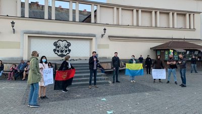 "Нагадай про кожного": в Ужгороді триває акція на підтримку полонених (ФОТО)