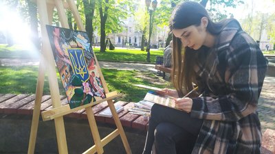 "Малює бандерівське смузі, паляницю, російський корабель". Вінничанка організувала аукціон для ЗСУ
