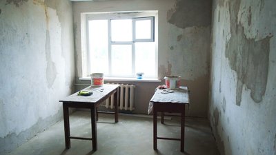 Бетонують підлогу та вирівнюють стіни: у Вінниці ремонтують гуртожиток, де проживають переселенці Бетонують підлогу та вирівнюють стіни: у Вінниці ремонтують гуртожиток, де проживають переселенці