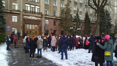 Звільнення директорки центру інфекційних хвороб. У Миколаєві люди зібрались на мітинг