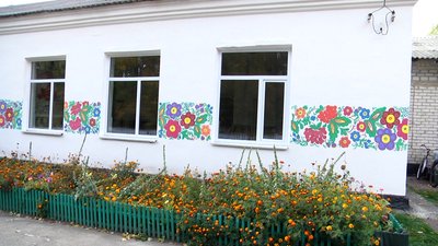 У райцентрі Житомирщини стіни всіх під'їздів п'ятиповерхівки розмалювали малюнками У райцентрі Житомирщини стіни всіх під'їздів п'ятиповерхівки розмалювали малюнками