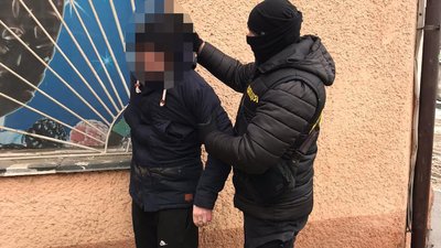 Слідчі ДБР у Львові затримали прикордонника під час отримання хабара Слідчі ДБР у Львові затримали прикордонника під час отримання хабара