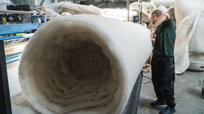 У Дніпрі в одному з цехів виготовляють утеплювачі для військової форми