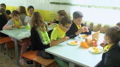 Після ранкової зарядки діти йдуть у шкільну їдальню на сніданок Після ранкової зарядки діти йдуть у шкільну їдальню на сніданок