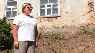  Жінка в пам'ять про загиблого на війні чоловіка відновлює стару хату