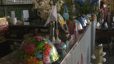Хмельницькі волонтери продають розписані шоломи і гільзи