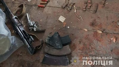 У місцевого мешканця Кривого Рогу виявили арсенал зброї У місцевого мешканця Кривого Рогу виявили арсенал зброї