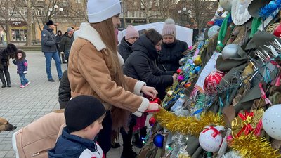 Ялинка незламних. Як прикрасили ялинку в Миколаєві Ялинка незламних. Як прикрасили ялинку в Миколаєві