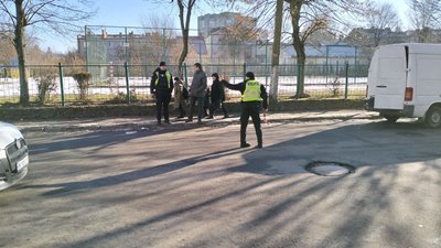 Патрульні поліцейські регулюють рух на вулиці Банковій Патрульні поліцейські регулюють рух на вулиці Банковій