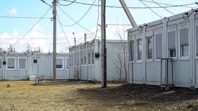 "З пластика людей мають витягнути". Чому переселенці сім років живуть у модульних містечках "З пластика людей мають витягнути". Чому переселенці сім років живуть у модульних містечках