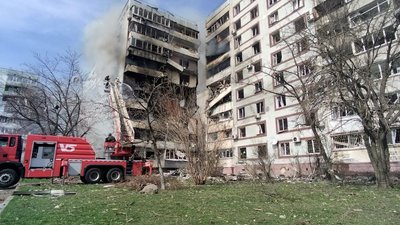 У Запоріжжі армія РФ влучила у житлові багатоповерхові будинки У Запоріжжі армія РФ влучила у житлові багатоповерхові будинки