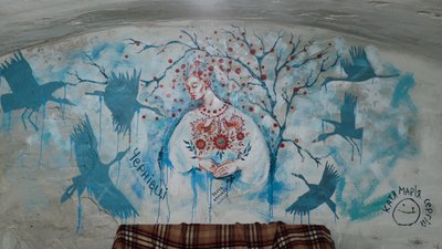 Художниця з Києва розмальовує стіни бомбосховища в Чернівцях Художниця з Києва розмальовує стіни бомбосховища в Чернівцях