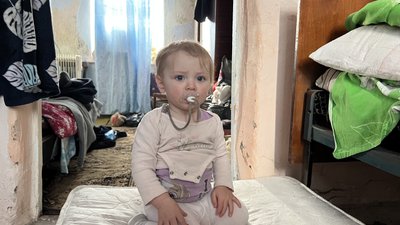 "Фосфором обстрілювали, тому і виїхали". Як переселенці з дітьми знаходять собі прихисток у селі на Миколаївщині