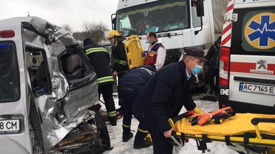 Через ожеледицю сім авто на Волині потрапили у кювет Через ожеледицю сім авто на Волині потрапили у кювет
