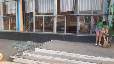 В приміщені автовокзалу вибиті вікна. Жінка прибираю скло, 6 серпня 2023.