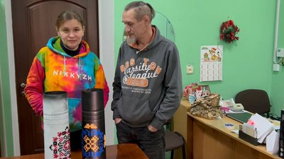 Доброчинний арт: подружжя з Черкащини вишиває на гільзах від артилерійських снарядів