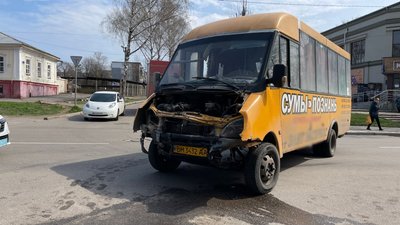 На вулиці Британська у Сумах сталася аварія за участі двох маршруток та автівки На вулиці Британська у Сумах сталася аварія за участі двох маршруток та автівки