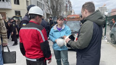У житловому будинку в Одесі продовжують розбирати завали від ракетного удару У житловому будинку в Одесі продовжують розбирати завали від ракетного удару