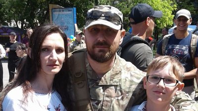 “Загинув на рідній вулиці у Маріуполі”: розповідь дружини Ольги Катрич про чоловіка-азовця “Загинув на рідній вулиці у Маріуполі”: розповідь дружини Ольги Катрич про чоловіка-азовця