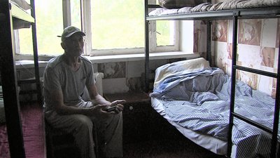 У Запоріжжі переселенець три місяці жив у саморобному наметі У Запоріжжі переселенець три місяці жив у саморобному наметі