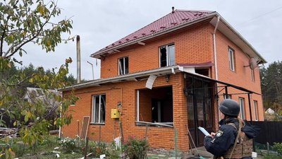 Пошкоджений будинок на Київщині внаслідок атаки РФ