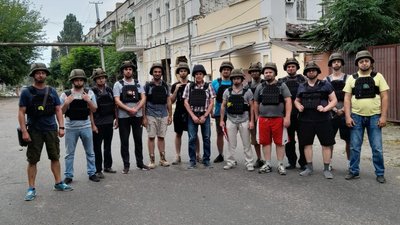 Група з Кіровоградщини поїхала фіксувати наслідки затоплення в Херсоні Група з Кіровоградщини поїхала фіксувати наслідки затоплення в Херсоні