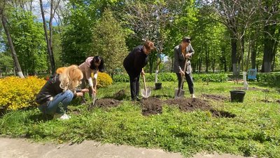 Фруктові дерева, плодові кущі та городина: жителі Прилук висаджують "Сади Перемоги"