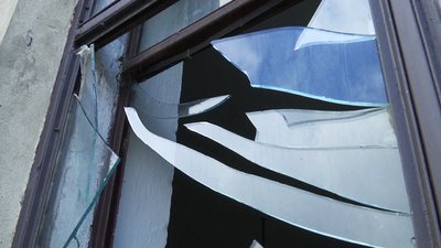 "Збитки не менше 100 тис. грн": у Жмеринці відновлюють будівлі, пошкоджені внаслідок ракетного обстрілу "Збитки не менше 100 тис. грн": у Жмеринці відновлюють будівлі, пошкоджені внаслідок ракетного обстрілу