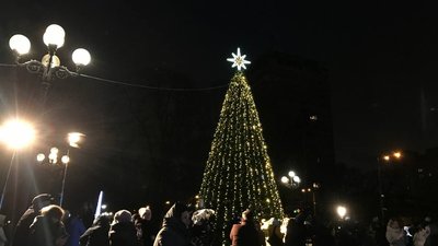 Нова традиція. У Києві засвітили 14-метрову парламентську ялинку