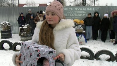 Школярі у Луцьку принесли теплі ковдри і лежаки для псів і котів у КП "Ласка"