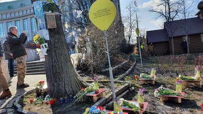 День Героїв Небесної Сотні: у столиці презентували інсталяцію "Обірвана кулею мрія" День Героїв Небесної Сотні: у столиці презентували інсталяцію "Обірвана кулею мрія"