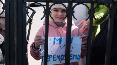У Чернівцях провели акцію на підтримку заклику про закриття неба над Україною У Чернівцях провели акцію на підтримку заклику про закриття неба над Україною