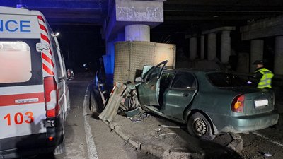 У Запоріжжі водій врізався в бетонну опору: чоловіка затисло в авто