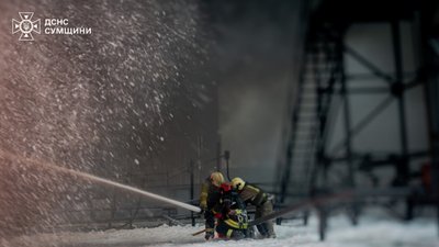 Ліквідація пожежі у промзоні Сум через російську атаку, 14 квітня 2026 року