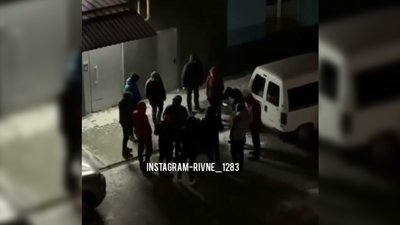 Таксисти, лежачий і побиття: у поліції розповіли подробиці нічного інциденту в Рівному Таксисти, лежачий і побиття: у поліції розповіли подробиці нічного інциденту в Рівному
