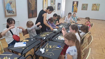 На фото відвідувачі табору та викладачка під час майстер-класу з соломоплетіння. На фото відвідувачі табору та викладачка під час майстер-класу з соломоплетіння.