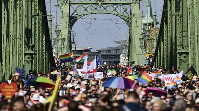 У Будапешті провели ЛГБТ-прайд і виступили проти політики президента У Будапешті провели ЛГБТ-прайд і виступили проти політики президента