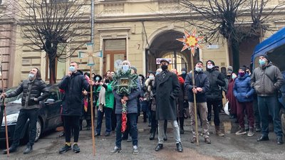 Пікет з вертепом. У Чернівцях колектив драмтеатру просить збільшити фінансування