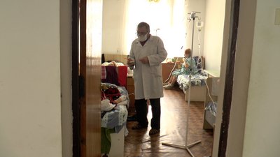 "Нашим лікарям треба пам’ятники ставити": репортаж із Яремчанської лікарні "Нашим лікарям треба пам’ятники ставити": репортаж із Яремчанської лікарні