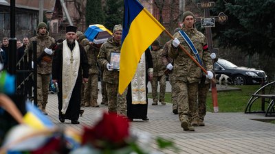 В Ужгороді попрощалися із захисником та музикантом Андрієм Матейкою В Ужгороді попрощалися із захисником та музикантом Андрієм Матейкою