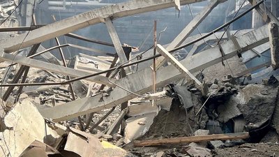 У патрульній поліції Запоріжжя показали відео з евакуацією пораненої з підприємства після обстрілу російськими ракетами