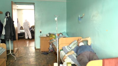 "Нашим лікарям треба пам’ятники ставити": репортаж із Яремчанської лікарні "Нашим лікарям треба пам’ятники ставити": репортаж із Яремчанської лікарні