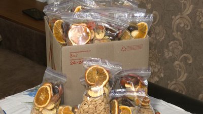 ЧЕРКАЩАНКИ ГОТУЮТЬ СУХПАЙКИ ДЛЯ ВІЙСЬКОВИХ ЧЕРКАЩАНКИ ГОТУЮТЬ СУХПАЙКИ ДЛЯ ВІЙСЬКОВИХ