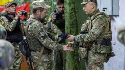 Головнокомандувач ЗСУ нагороджує захисника Петра Большука із Вінниччини 